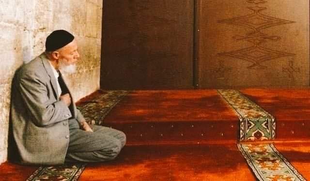 بِسْـــــــــــــــــمِ اللهِ الرَّحْمٰنِ الرَّحِيم 

Onlar, inananlar ve kalpleri 
Allah’ı anmakla 
Huzura kavuşanlardır. 
Biliniz ki, kalpler ancak 
Allah’ı anmakla huzur bulur. 

Rad sûresi/28.ayet
#GeceyeBirAyetBırak