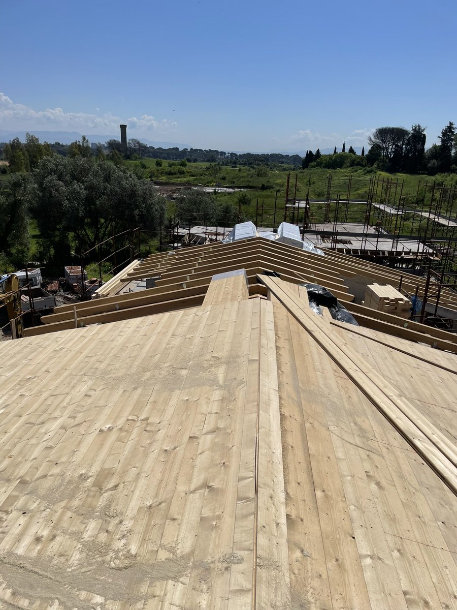 LibianchiSrl's tweet photo. Lavori di copertura in legno per una villa a Roma progettata con particolare attenzione all’efficienza energetica e alla durabilità, prevedendo l’impiego di legno lamellare per garantire elevate prestazioni statiche, resistenza nel tempo e un’estetica architettonica di qualità. https://t.co/iZHfYJtqwC