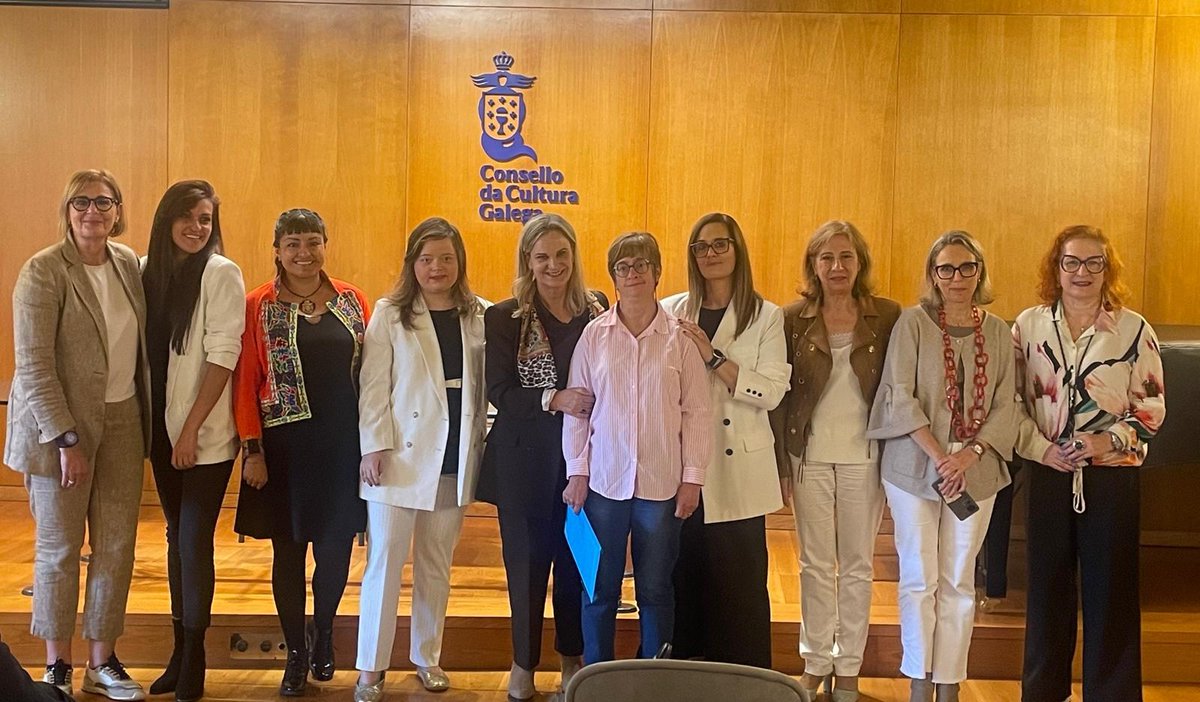La presidenta de la APG, María Méndez, participó hoy en una jornada organizada por la Valedora do Pobo y el Consello da Cultura Galega, en la que se escucharon testimonios de mujeres discapacitadas. Gracias a Carolina, Laura y Rocío por su valentía y coraje.