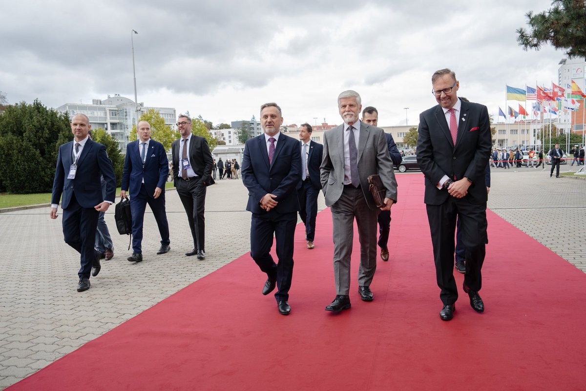 Svět se mění každým dnem a česká ekonomika na to musí umět reagovat. Sněm Svazu průmyslu a dopravy pozval představitele průmyslu, akademické sféry i politiky k diskuzi o tom, jak zajistit, aby Česko zůstalo silné a konkurenceschopné. K tomu potřebujeme provést modernizaci nejen v