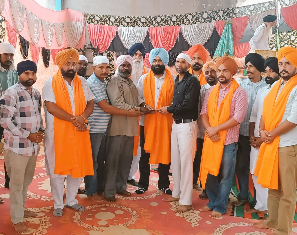 TejaPardeep's tweet image. ਅੱਜ ਭਗਵਾਨ ਵਾਲਮੀਕੀ ਜੀ ਦੇ ਪ੍ਰਗਟ ਦਿਵਸ ਮੌਕੇ ਮੇਰੇ ਪਿੰਡ ਅਜਨੌਦਾ ਕਲਾਂ ਵਿਖੇ ਕਰਵਾਏ ਸਮਾਗਮ ਦੌਰਾਨ ਵਾਲਮੀਕਿ ਭਾਈਚਾਰੇ ਵੱਲੋਂ ਸਿਰੋਪਾਓ ਸਾਹਿਬ ਦੀ ਬਖਸ਼ਿਸ਼ ਕੀਤੀ ਗਈ। 
ਮਹਾਂਰਿਸ਼ੀ ਵਾਲਮੀਕਿ ਜੀ ਦੀ ਜਯੰਤੀ ਦੀਆਂ ਆਪ ਸਭ ਨੂੰ ਦਿਲੋਂ ਸ਼ੁੱਭਕਾਮਨਾਵਾਂ..। 🙏🏻
#BhagwanValmiki #ValmikiJayanti #UnityandEquality #AjnaudaKalan