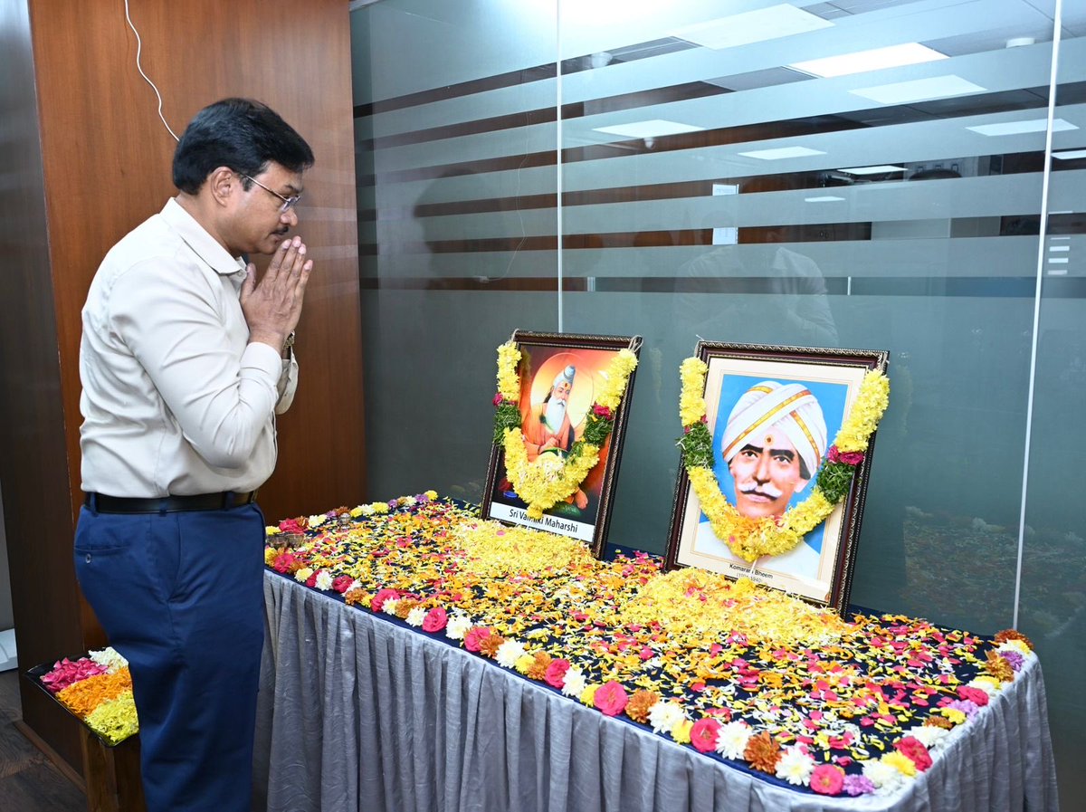 Comm_HYDRAA's tweet image. -కొమరం భీమ్ కు హైడ్రా ఘన నివాళి
ఆదివాసీ హక్కుల కోసం పోరాడిన గొప్ప నాయకుడు కొమురం భీమ్ అని  హైడ్రా కమిషనర్ శ్రీ ఏవీ రంగనాథ్ గారు అన్నారు. కొమరం భీమ్ వర్ధంతి సందర్భంగా హైడ్రా కమిషనర్ శ్రీ ఏ.వి. రంగనాథ్ గారు ఆ మహనీయుని చిత్రపటానికి పూలమాలలు వేసి నివాళులర్పించారు.

-హైడ్రా…