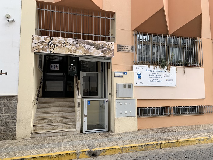 cadenasermel's tweet photo. 🔴La escuela de música Paula Guillén Gallego aún no abrirá sus puertas debido a la falta de arreglo de un aljibe, lo que provocó su inundación inicial. El director de la escuela, Sergio Rincón, explica que todo estaba preparado ya para el inicio del curso, con todo el mobiliario https://t.co/EdSjfxCBwJ