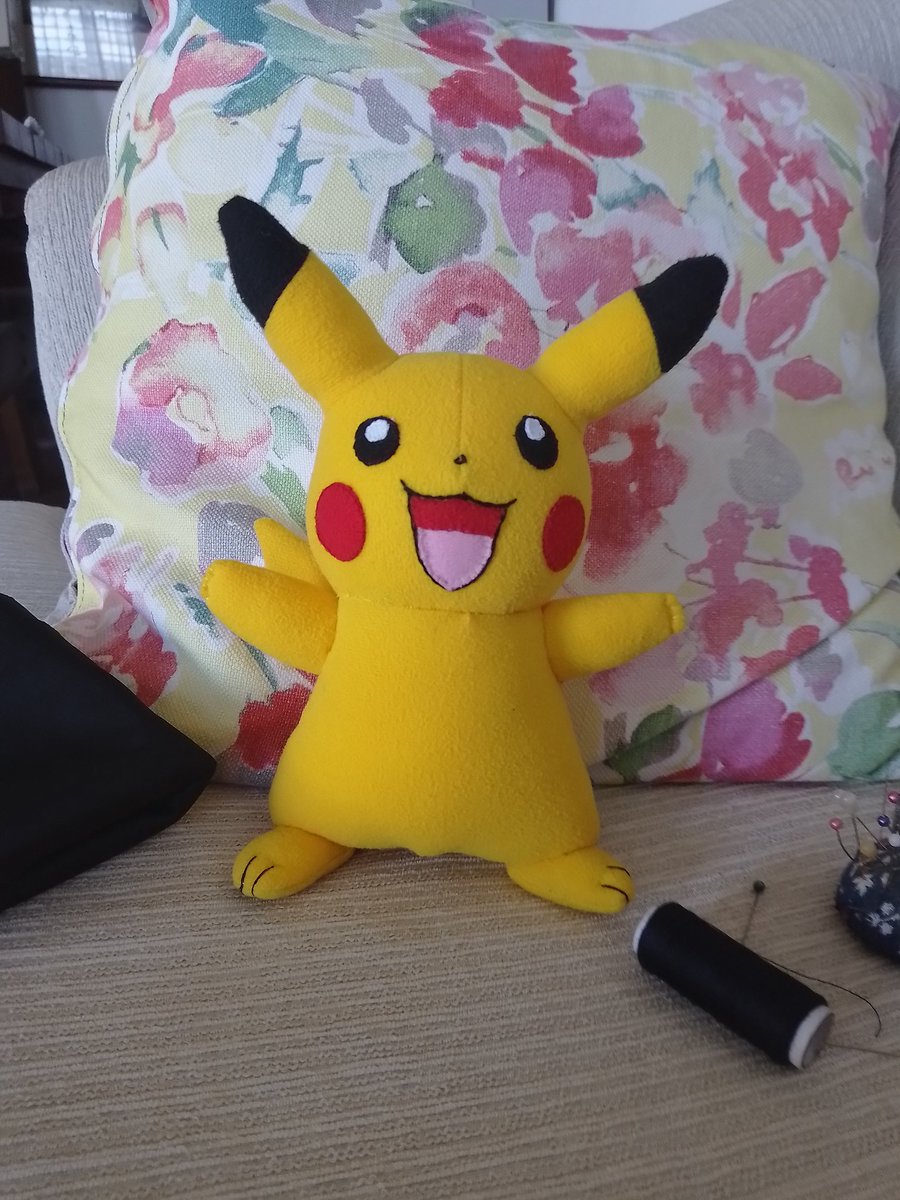 Pikachu el Pokemón más famoso, lo veo en muchas tiendas, de diferentes tamaños y precios, pero mi nieto quiso que su abuela se lo haga ❤️❤️❤️❤️, ya está listo. Ahora estoy armando un Quaxly para su hermana.