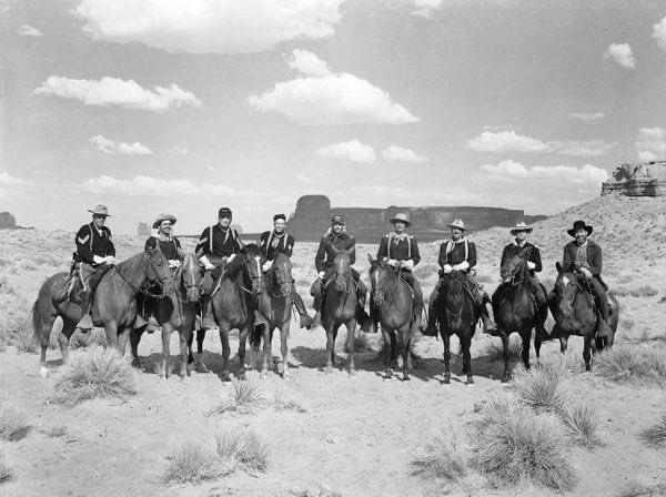 fordianos's tweet photo. “En Fort Apache, las noches olían a humo de madera y a la lejana y dulce respiración de los caballos en los establos. 
El silencio no era un vacío, sino un sonido en sí mismo, lleno del siseo de las velas y el crujido de las sillas de montar de cuero. Un oficial podía sentarse solo en su porche, con una taza de café, y entender a sus hombres sin una sola palabra, solo por el ritmo de su respirar al unísono, la silenciosa aceptación del deber que todos compartían."
John Ford recoge los relatos cortos de Warner Bellah.
Bellah utiliza los detalles sensoriales, como los olores y los sonidos, para evocar la realidad de la vida en la frontera. Subraya la soledad y la camaradería tácita entre los soldados, una conexión forjada por el deber compartido y no por las palabras. Es un ejemplo perfecto de cómo Bellah pintaba retratos de personajes a través del ambiente y la introspección.
#fordianos
