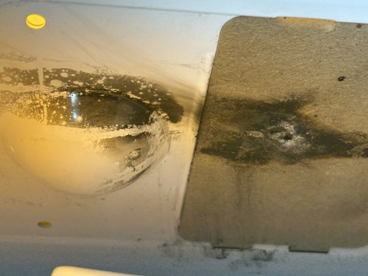 andytheedom's tweet image. Continued trying to contact @currys and get bounced from Business to retail and back. The microwave is out of warranty, but through very little use, wouldn’t expect it to catch fire. Cash repair offered and no care of the danger.