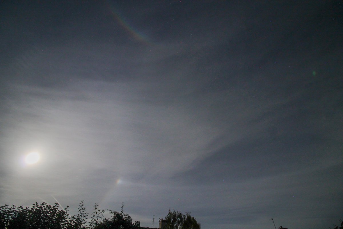 Spicey_Spiney's tweet photo. On 6 Oct the almost full #PerigeeMoon produce spectacular #LunarAtmosphericOptics. Bright right side #paraselene (#moondog) + long #ParaselenicCircle fragment, prominent lunar #CircumzenithalArc #UpperTangentArc. Our auroracam also caught a 120 deg paraselene #Oxfordshire, UK https://t.co/EqyudH2YmE