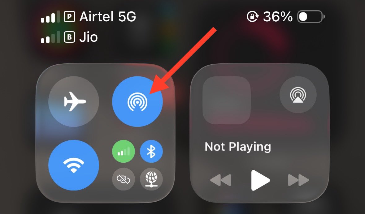 immasiddx's tweet image. I will never know why Apple would prioritise AirDrop over Bluetooth and mobile data.