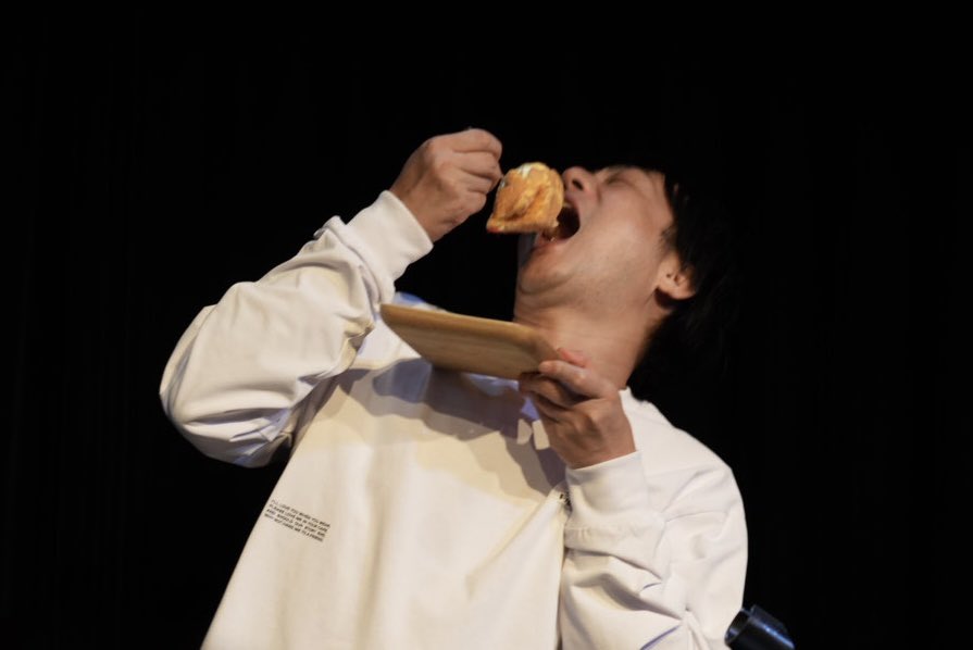 mimurakayo's tweet image. ケーキ食べる槙尾さん(酔っ払い)

#たまに逢えたら
#かもめんたる
#モグライダー