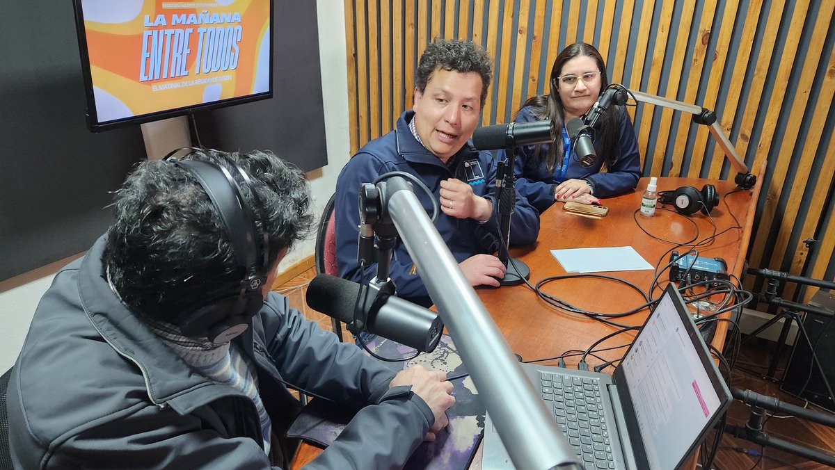 Ahora director nacional <a href="/FOSIS_Chile/">FOSIS</a> Nicolás Navarrete está en Radio <a href="/Ventisqueros/">radio ventisqueros</a> con la directora regional de Aysén, Fernanda Leiva, dando a conocer los alcances del recién inaugurado Ecomercado Solidario de #Coyhaique

#ChileAvanzaContigo