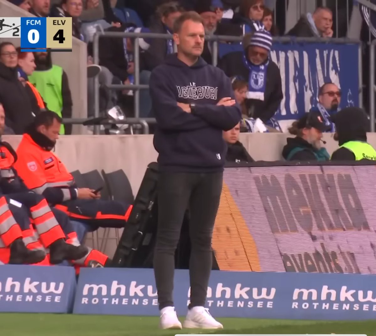 Bei aller sportlicher Kritik.. die Hose wäre Grund genug einen neuen Trainer zu holen