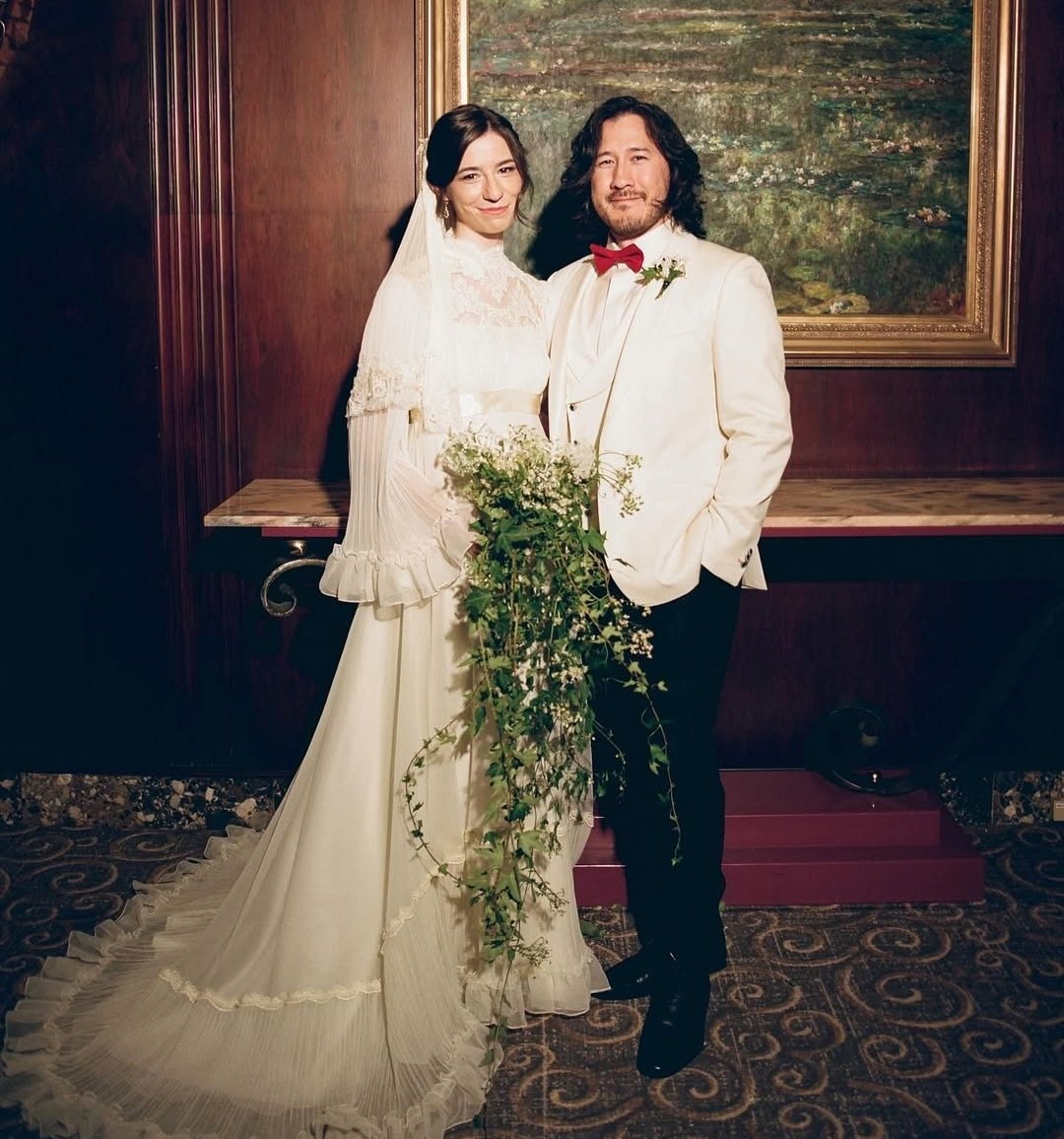 BRINGING THIS ACCOUNT BACK FROM THE DEAD BECAUSE WYM MARK AND AMY GOT MARRIED??? I'm so happy for them 😭❤️