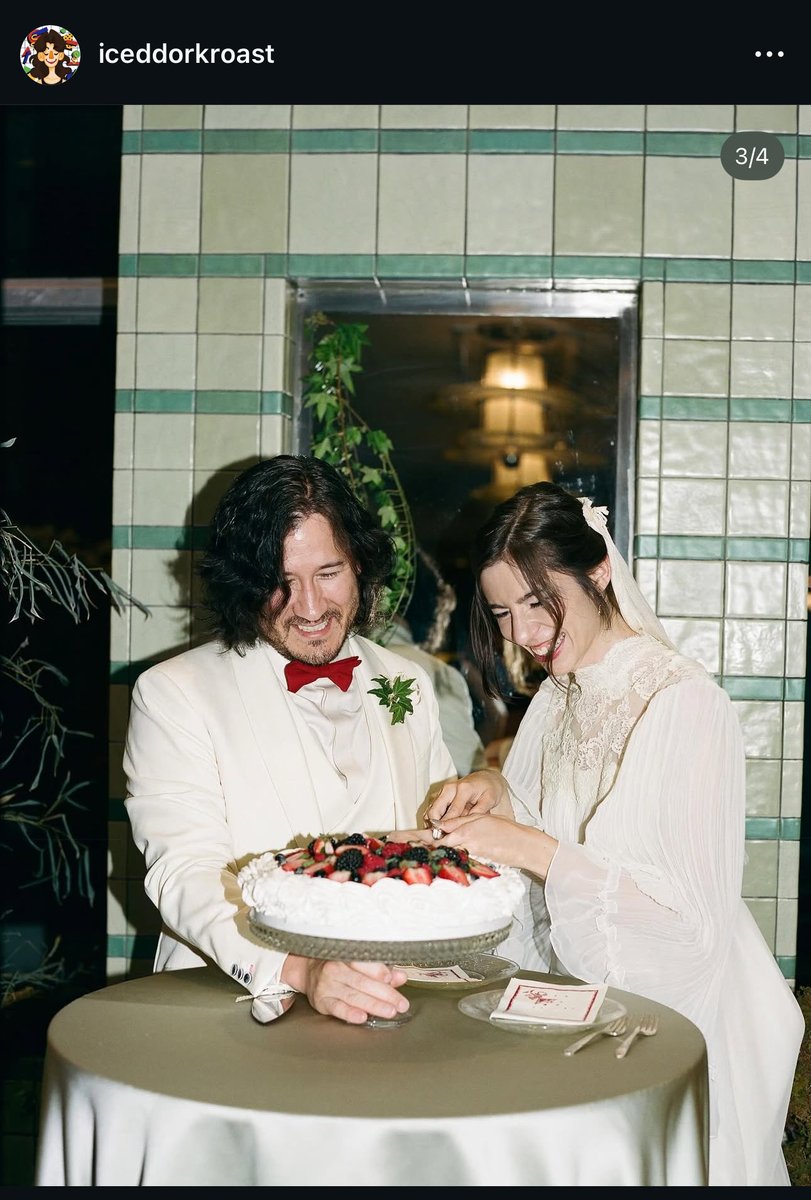 BlueWolfAngel28's tweet photo. OH GOD THEY ARE SO IN LOVE AND SO BEAUTIFUL CONGRATULATIONS MARK AND AMY OMG HOLY WAAAA https://t.co/a3eUm8wTnK