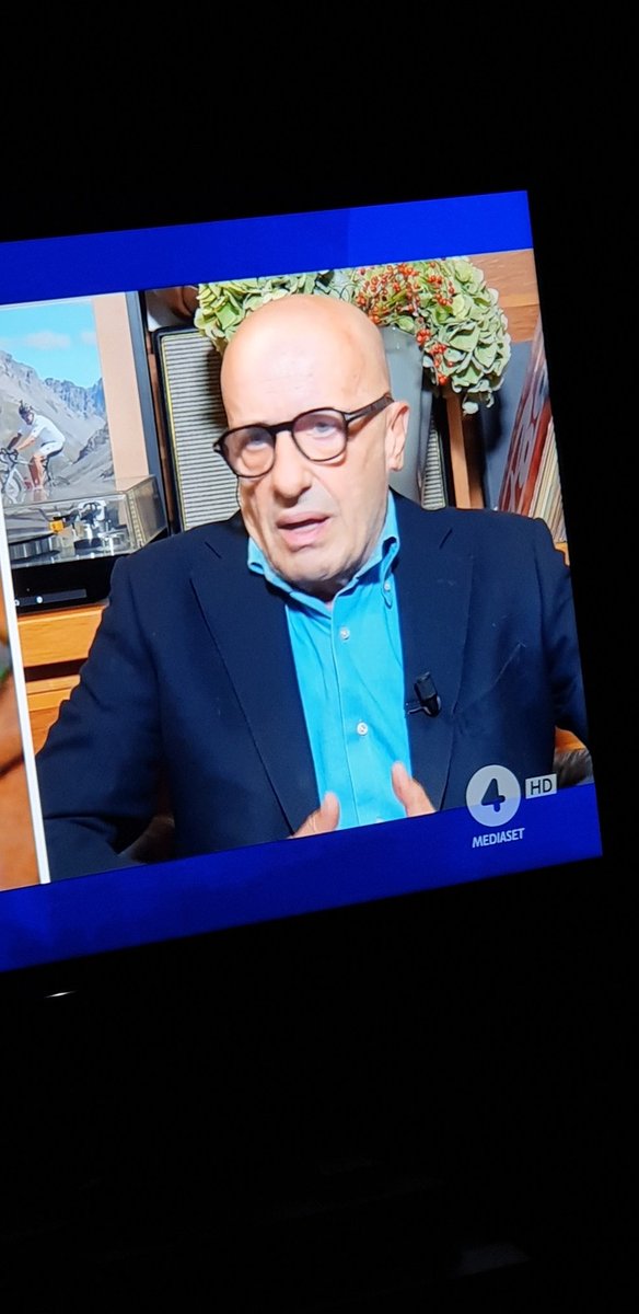 Meno male che <a href="/AndreaScanzi/">Andrea Scanzi</a> ha ricordato a <a href="/alesallusti/">Alessandro Sallusti</a> che non c'è nessuna guerra a #gaza ma massacri, genocidio, occupazione. E poi bisogna ricordargli di studiare la storia: NON È INIZIATO IL 7 OTTOBRE. Studiare e poi parlare. <a href="/CartabiancaR4/">È sempre Cartabianca</a> #GazaGenocide