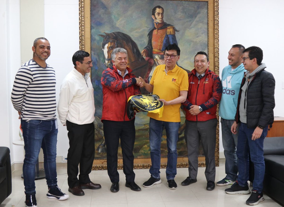 UPTCoficial's tweet photo. 🤩#OrgulloUpetecista | El #RectorUPTC, Enrique Vera, hizo entrega de los símbolos institucionales a los representantes de la Asociación Sindical de Profesores Universitarios  #UPTC, quienes por primera vez representarán a nuestra universidad en los VI Juegos Nacionales de #ASPU💪 https://t.co/WqYJl9OX0N