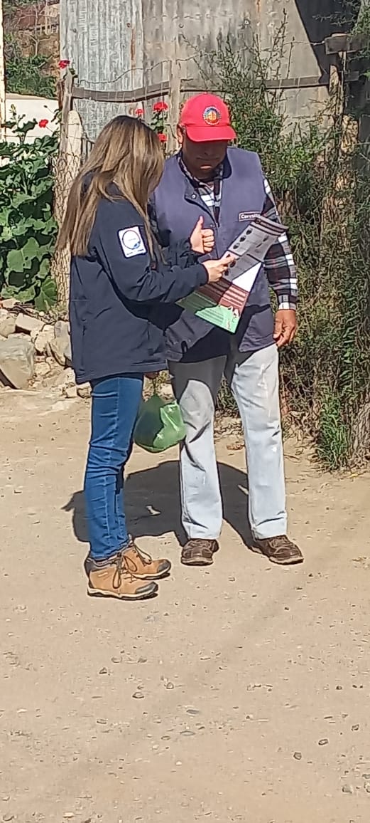 Senapred's tweet photo. #SenapredCoquimbo junto con la municipalidad de #LaSerena realizan difusión del simulacro por remoción en masa en la localidad de #Islon, el 24 de octubre, con el fin de invitar a la población a participar junto a sus familias y mascotas, así como entregarle información sobre las vías de evacuación y puntos de encuentro.