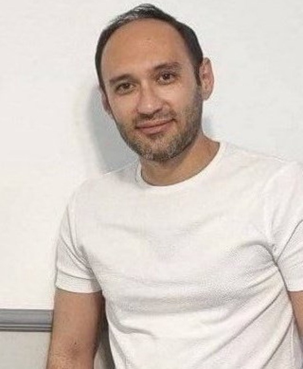 «بخش اول نامه #امیرحسین_موسوی از زندان اوین»

درود بر مردم شریف وطنم ایران

من امیرحسین موسوی (کاربر توییتری جیمز بی‌دین) هستم که در تاریخ ۲۸ آذر ۱۴۰۳ دستگیر شده‌ام و تاکنون در زندان به سر می‌برم. در تاریخ ۱۴ مهر ۱۴۰۴ در برنامه خبری ۲۰:۳۰ گزارشی در مورد من پخش شد که در آن