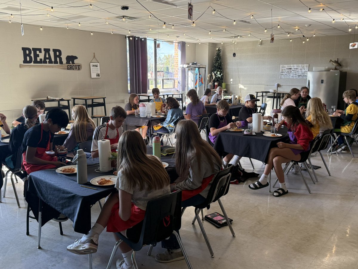 BizMathGuy's tweet image. Busy day in Business Math 7! Students tested out their enchiladas and served up the famous “Sloppy Bears” to BMS teachers over the lunch hour. 🍽️🐻 #BusinessMath #BearGroveKitchen #HandsOnLearning @ByronBears @ByronMSBears