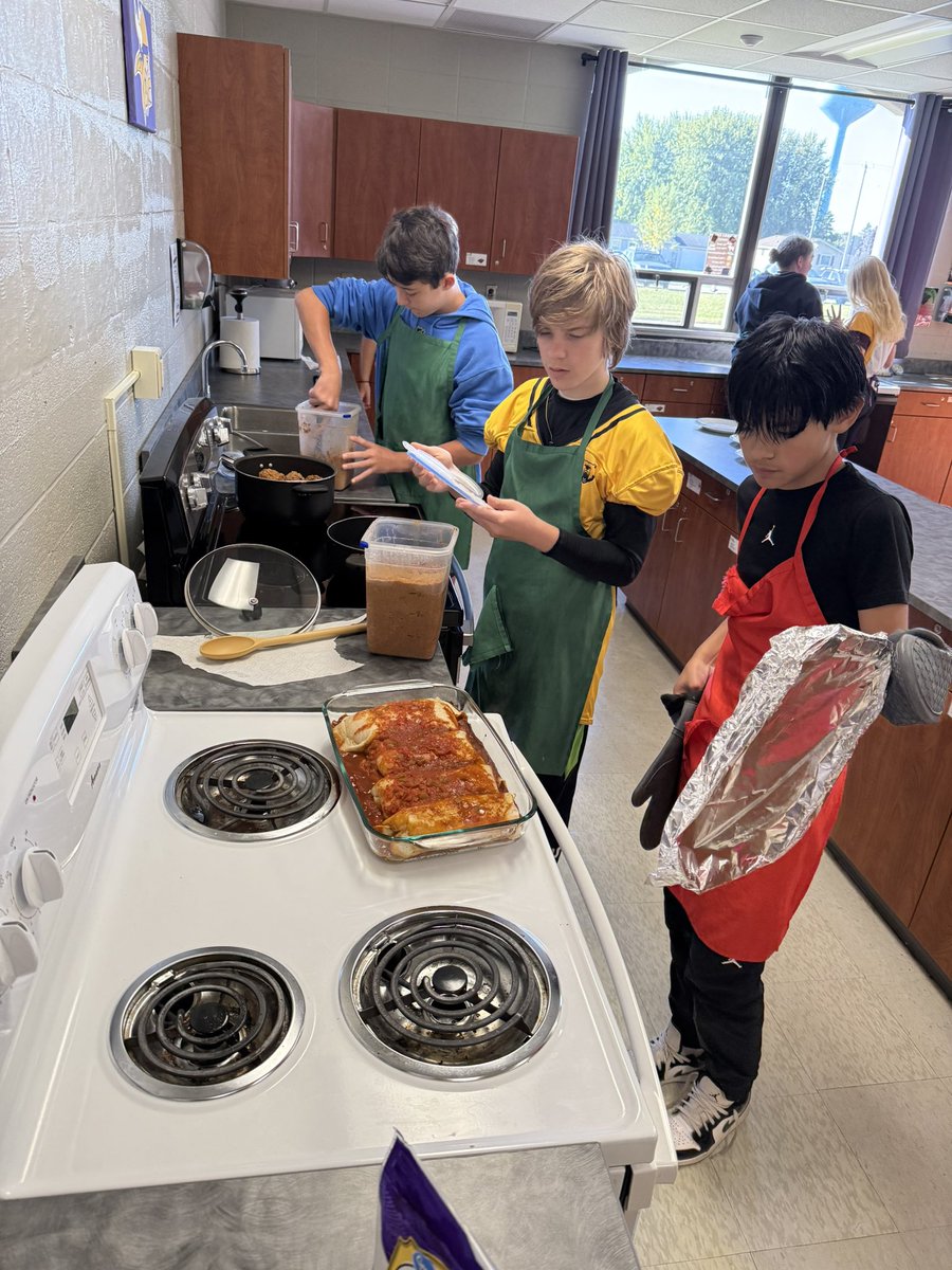 BizMathGuy's tweet image. Busy day in Business Math 7! Students tested out their enchiladas and served up the famous “Sloppy Bears” to BMS teachers over the lunch hour. 🍽️🐻 #BusinessMath #BearGroveKitchen #HandsOnLearning @ByronBears @ByronMSBears