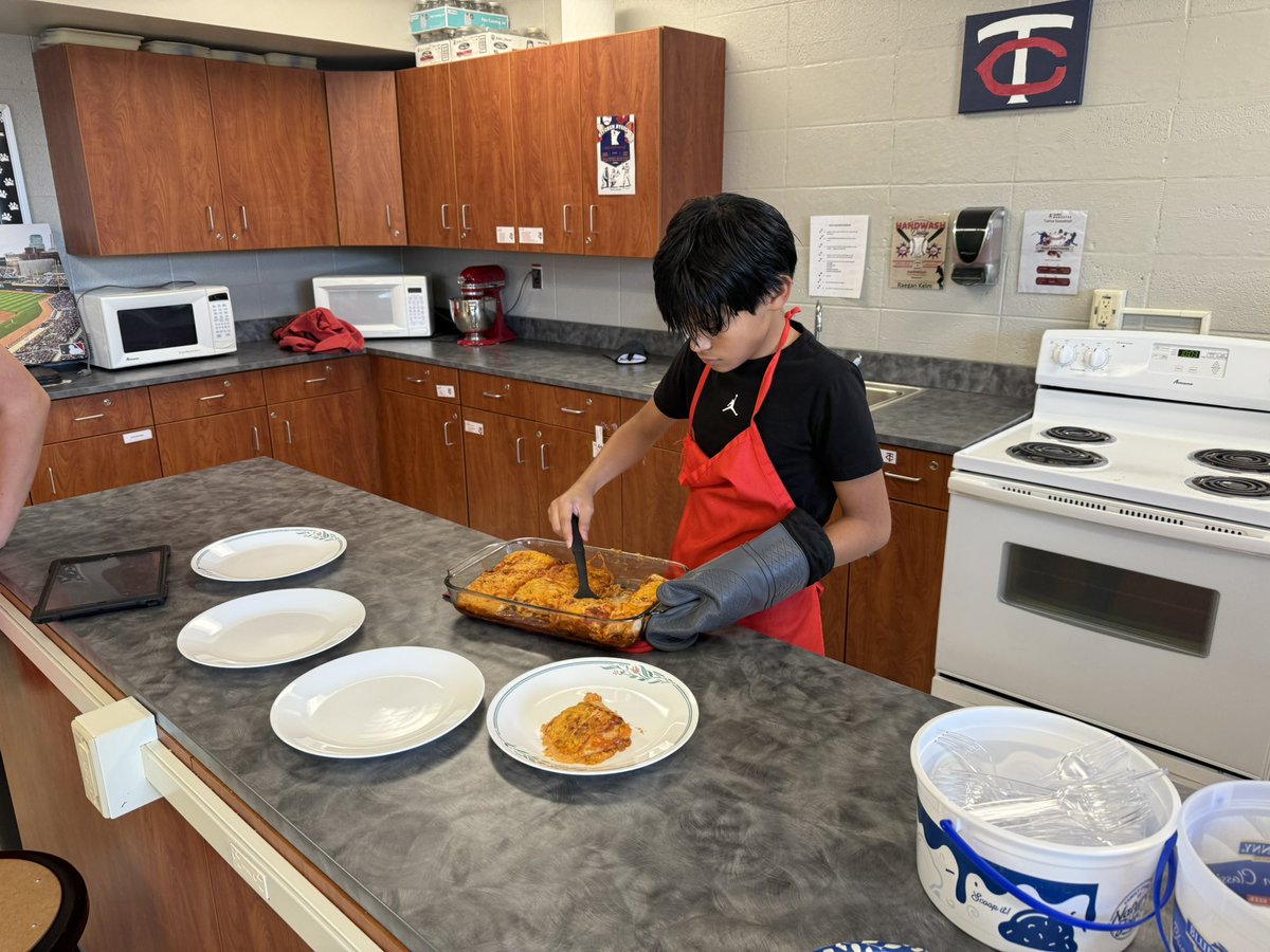 BizMathGuy's tweet image. Busy day in Business Math 7! Students tested out their enchiladas and served up the famous “Sloppy Bears” to BMS teachers over the lunch hour. 🍽️🐻 #BusinessMath #BearGroveKitchen #HandsOnLearning @ByronBears @ByronMSBears