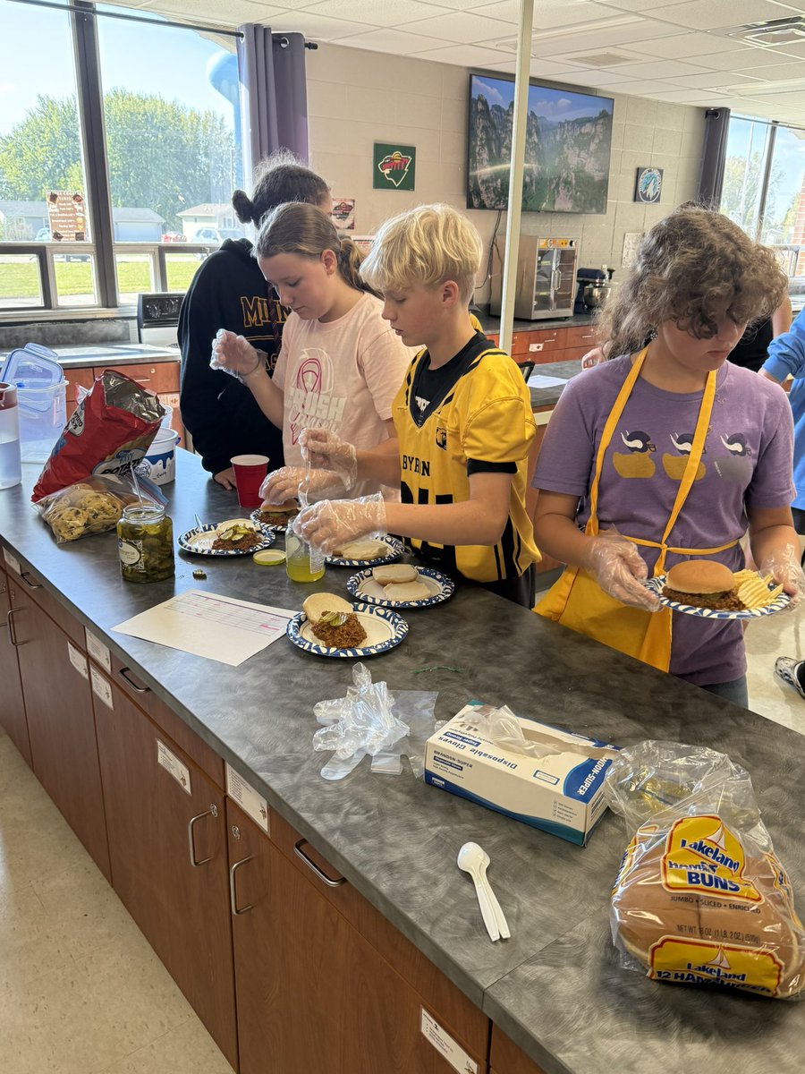 BizMathGuy's tweet image. Busy day in Business Math 7! Students tested out their enchiladas and served up the famous “Sloppy Bears” to BMS teachers over the lunch hour. 🍽️🐻 #BusinessMath #BearGroveKitchen #HandsOnLearning @ByronBears @ByronMSBears