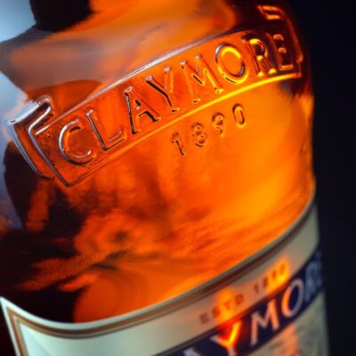 whiskycenter's tweet photo. The Claymore Blended Scotch Whisky — grootse smaak, kleine prijs. Vanille, zachte turf en karamel in één toegankelijke fles. Perfect als instap-whisky of betaalbaar cadeau. Proef hem nu en oordeel zelf.  

Whisky #Scotch #BudgetGem

https://t.co/s1KQkR85dZ https://t.co/BUaHOCtmqB