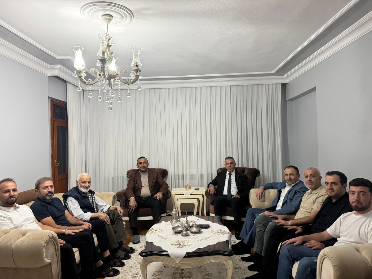 İl Koordinatörümüz İbrahim Deniz, İlçe Başkan Yardımcımız Yunus Kökden, ilçe yönetim kurulu üyemiz Eyyüp Güven ile birlikte uzun yıllar çalışma arkadaşlığımızı yapan Yasin Tosun kardeşimize vefat eden abisi için taziye ziyaretinde bulunduk.

Merhuma Allah'tan rahmet, ailesi ve