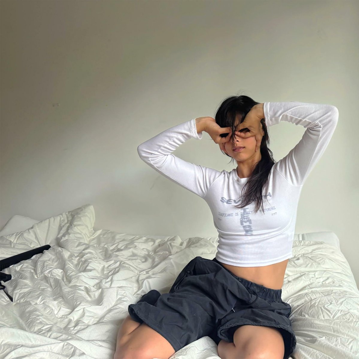 Brut, intime, étrange, audacieux, éclatant et sombre à la fois, l’album de miki c’est l’un des meilleurs disques de la scène française en 2025