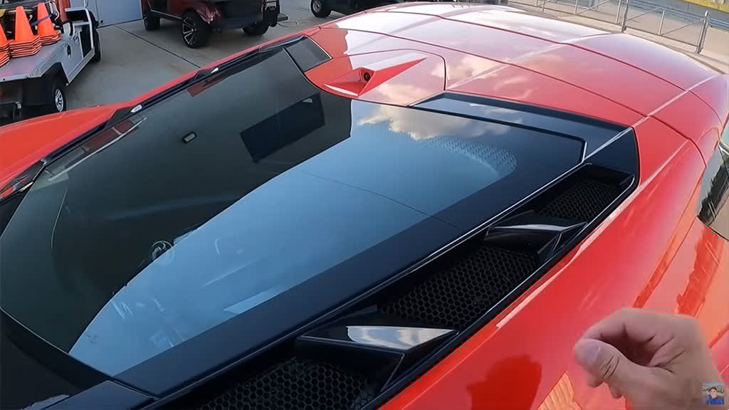CorvetteBlogger's tweet image. [VIDEO] GM Cancels this Feature on C8 Corvette Coupes for 2026 corvetteblogger.com/2025/10/07/vid… #Corvette #C8