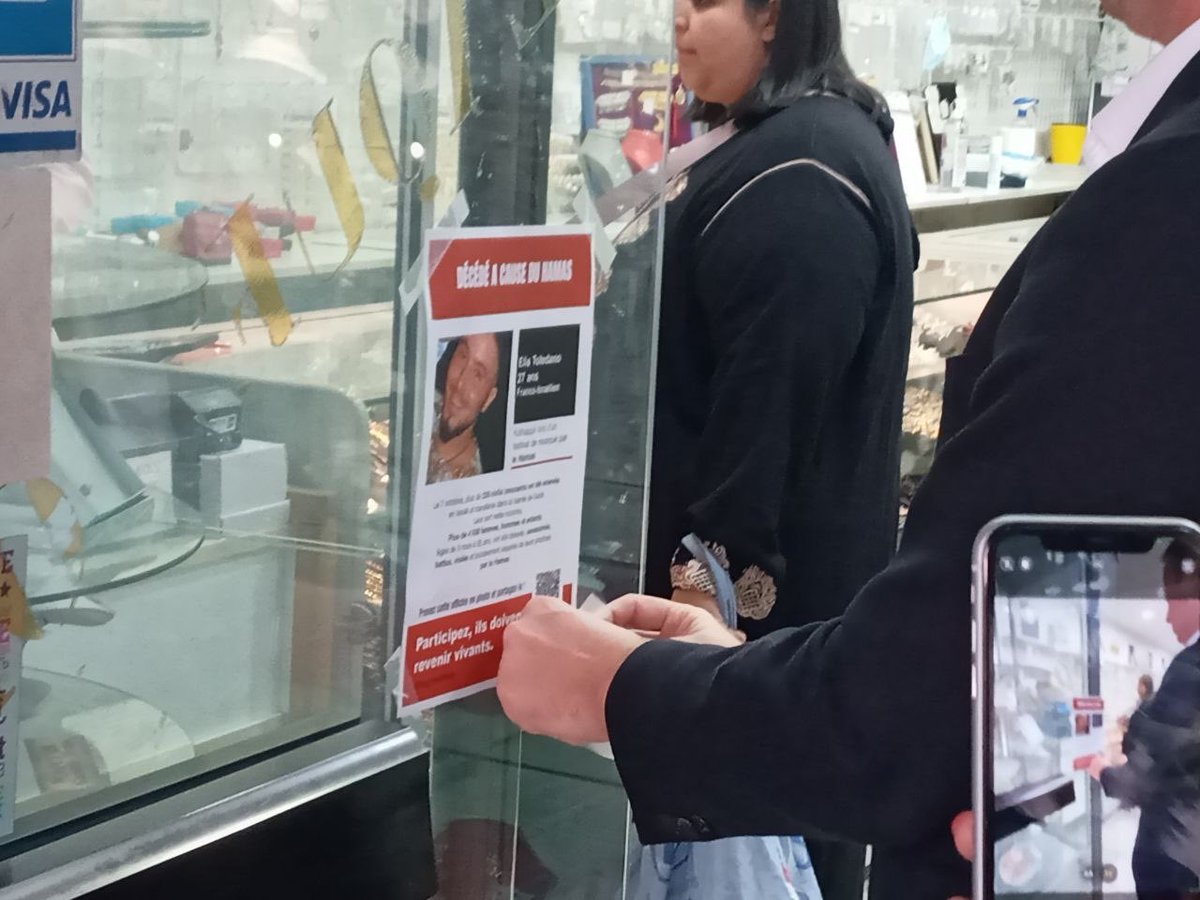 L’équipe de Reconquérant cours Belsunce , à Marseille, veille du 7 Octobre, objectif entretenir la mémoire des personnes massacrées par le Hamas en affichant leurs portraits sur les boutiques des commerçants #7Octobre  #Israel #Hamas #Marseille