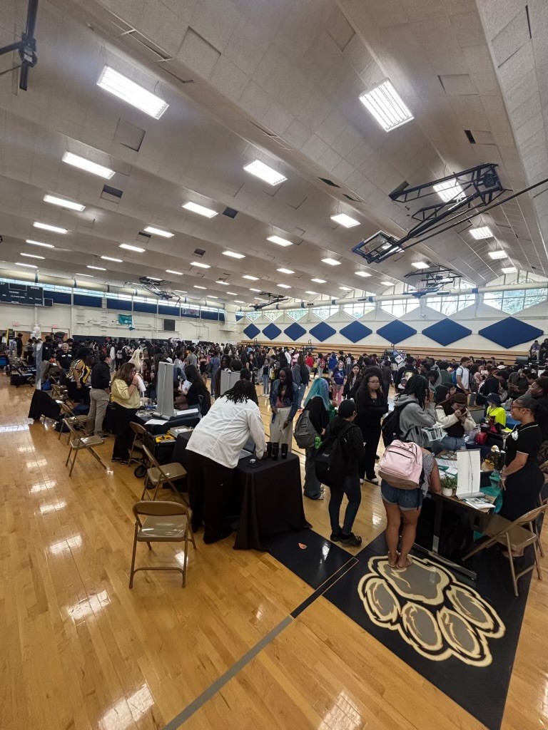 Connecting students with possibilities! Garinger High School held a College and Career Fair this morning, providing seniors with a fantastic opportunity to explore diverse post-graduation options. Thank you to every partner for investing in our students' futures.