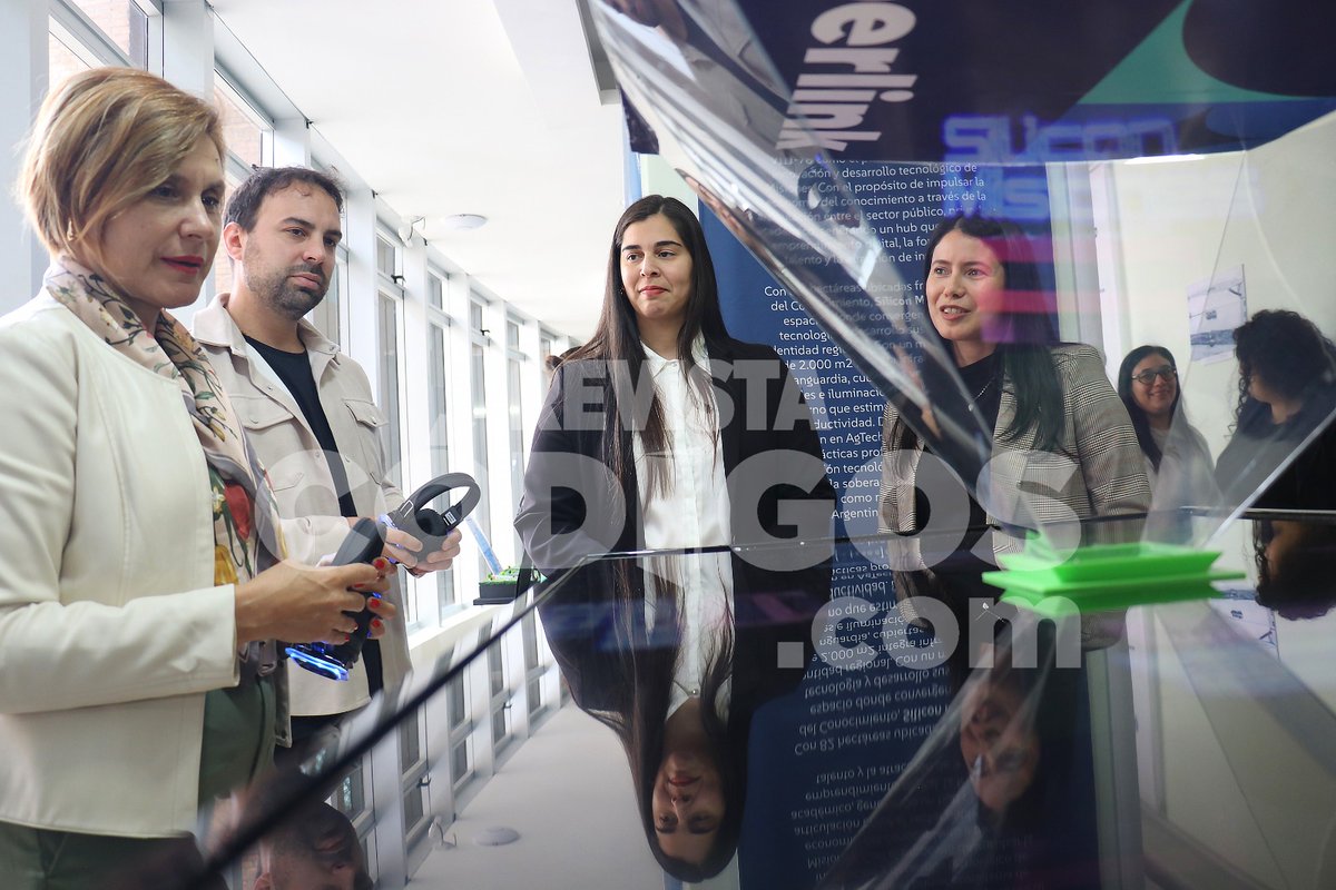revistacodigos's tweet photo. Presentaron en la Legislatura una muestra para potenciar el ecosistema productivo y logístico de Misiones.https://t.co/kmJav5FrYa https://t.co/z4KcWNmT2m