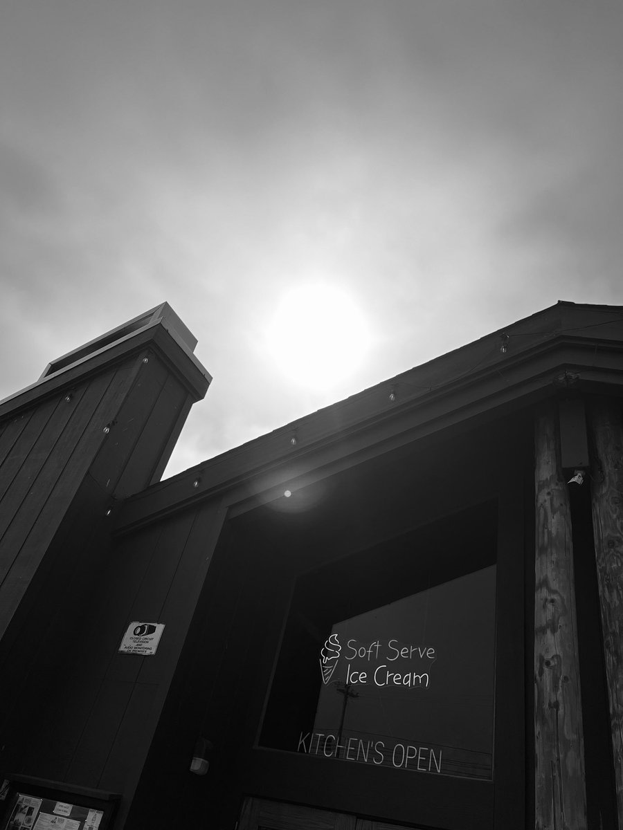phreneticclay's tweet image. A nice setting with some low foggy clouds☺️

💜☁️
#bwphoto