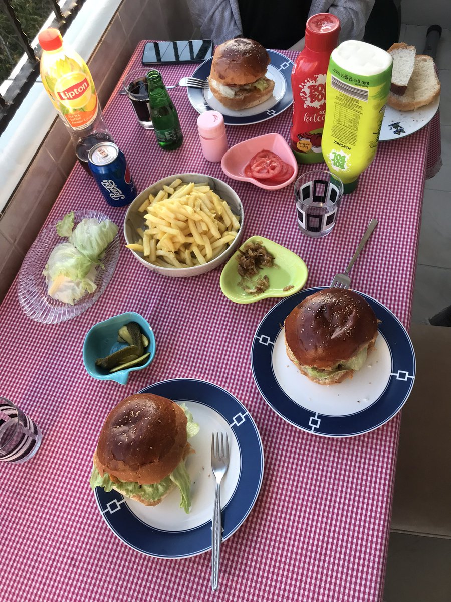 kubratopaall's tweet photo. Yaşanmıştı bu ve buna benzer bir sürü sıcacık sofra sohbetleri, benim bir parçam halen Üsküdar’daki evimizde biricik dostlarımla birlikte yaşıyor ya 🥲 https://t.co/Zy4NNwceqw