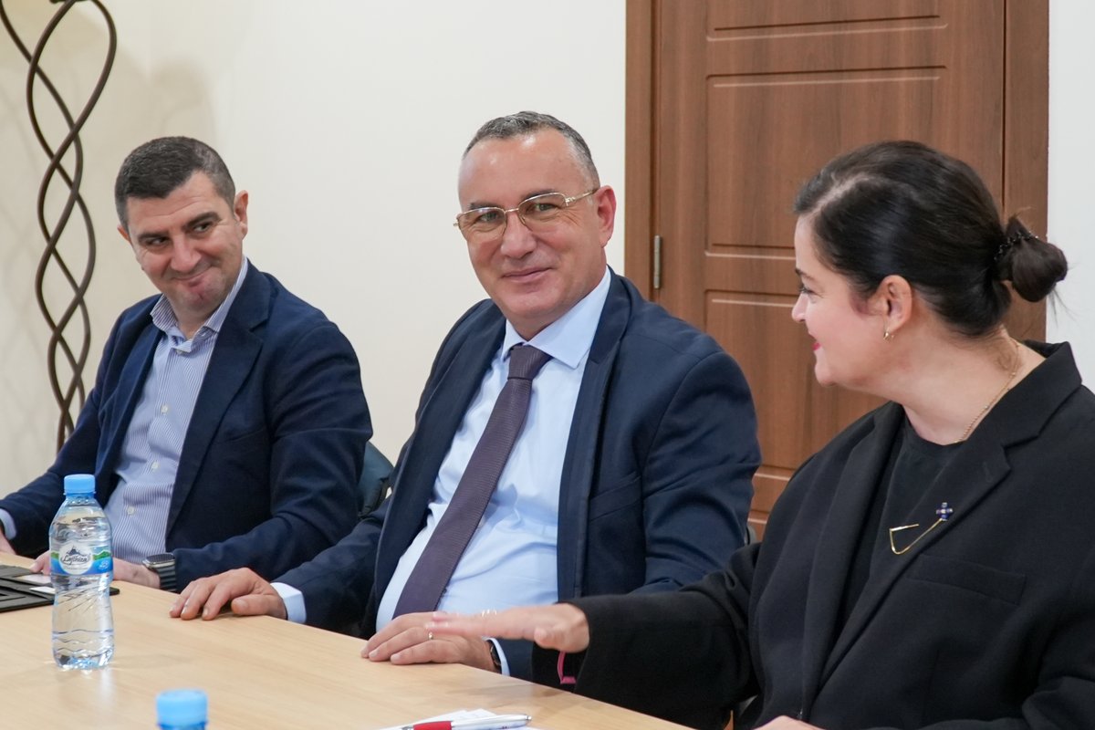 Productive meetings today at the Ministry of Infrastructure and Energy 🇦🇱 with <a href="/PostaShqiptare/">PostaShqiptare</a> CEO Mr Ardit Demiri and PostEurop leadership, discussing ways to strengthen #cooperation and advance the postal sector.
#PostEurop #PostaShqiptare #PostalSector #Albania #Leadership