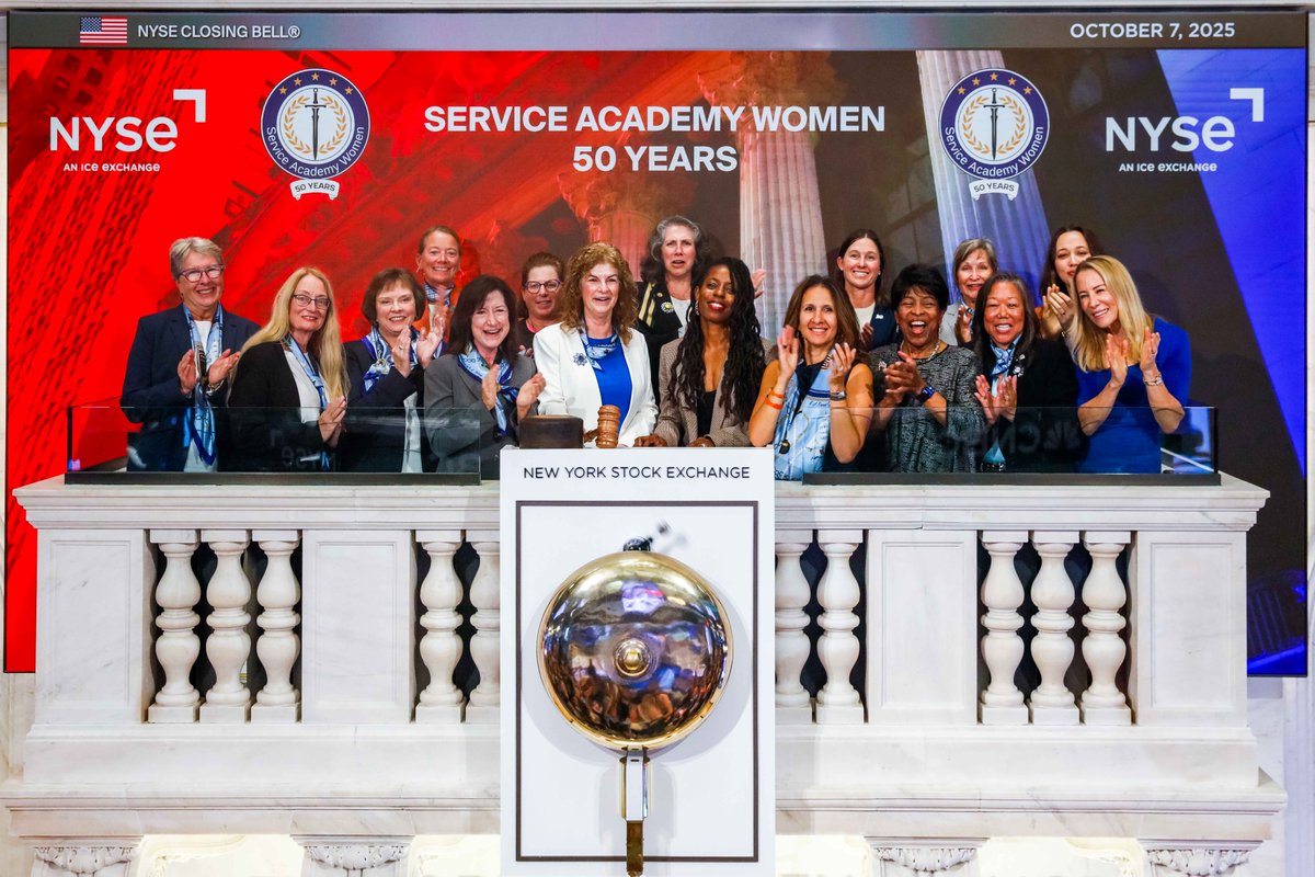 #OTD OCT 7, 1975 President Ford signed Public Law 94-106 opening enrollment to women at all US service academies. Today, <a href="/NYSE/">NYSE 🏛</a> welcomed women service academy grads to ring the closing bell in celebration.

Dorian Price '99 &amp; Gretchen Cook '87 (USAFA) rang the bell.

📷: <a href="/NYSE/">NYSE 🏛</a>