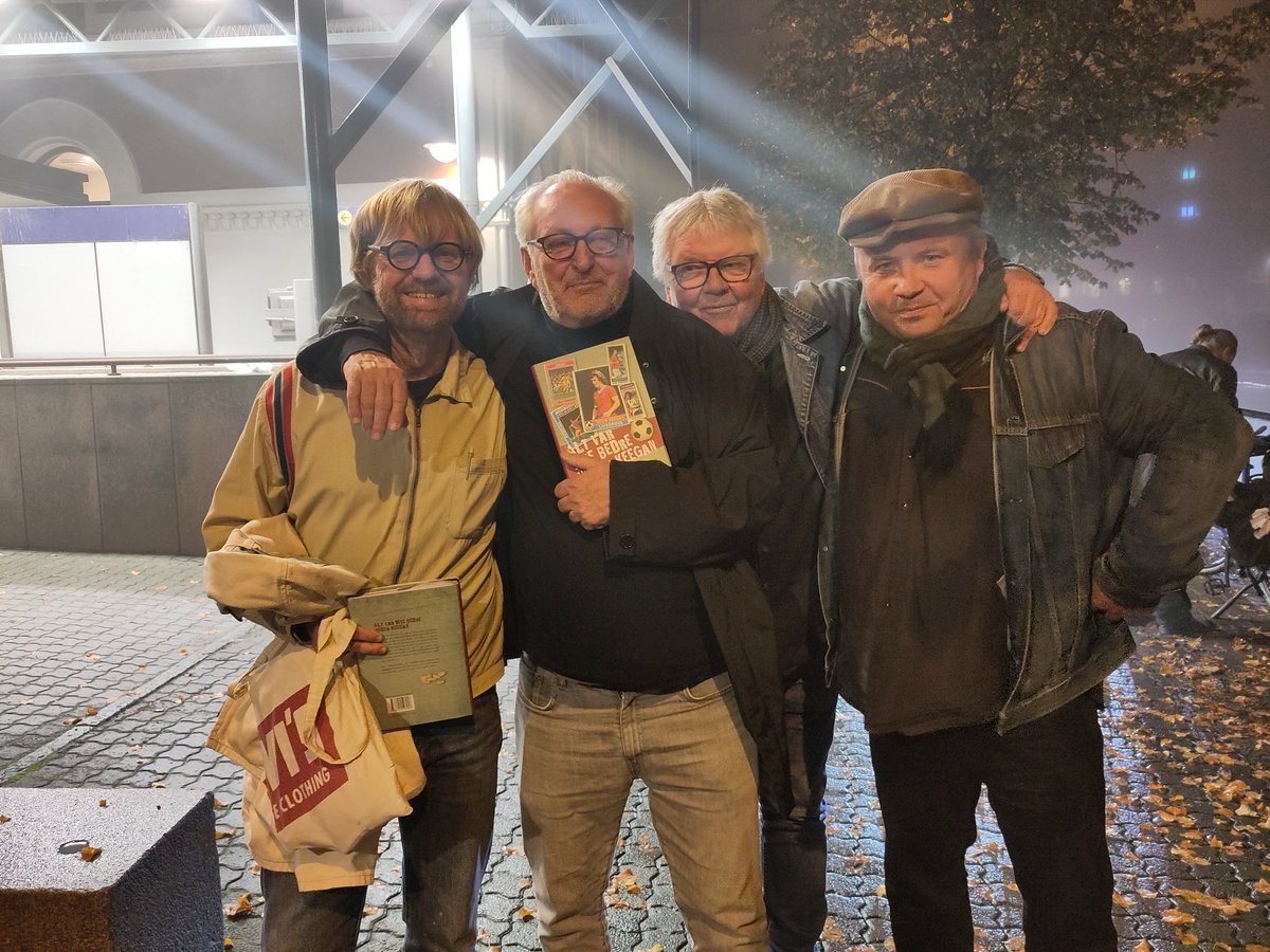 Magisk dag 2 av Sportslitteraturfestivalen 2025. ⁦<a href="/erlemarie/">Erle Marie Sørheim</a>⁩, ⁦<a href="/tomskalle/">tomstalsberg</a>⁩ og Håkon og Omar fra Onkel Tuka leverte til terningkast 6. Tom Jacobsen storfornøyd med kvelden og diktet Stalsberg skrev om han under 110 meter lyrikk. Med diktet Siste silketouch.