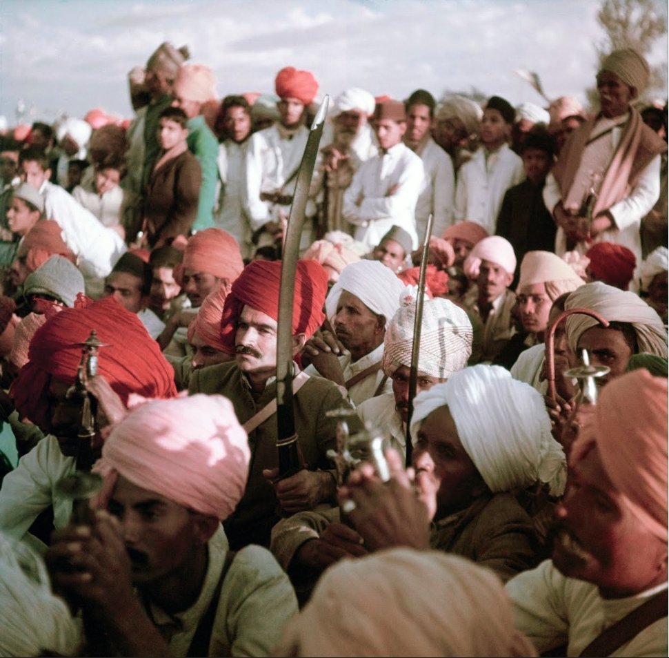 UnseenMindsetSP's tweet image. Some are trained to fight, some are born with war in their veins

Rajputs of Jaipur listening to their Maharaja, 1948