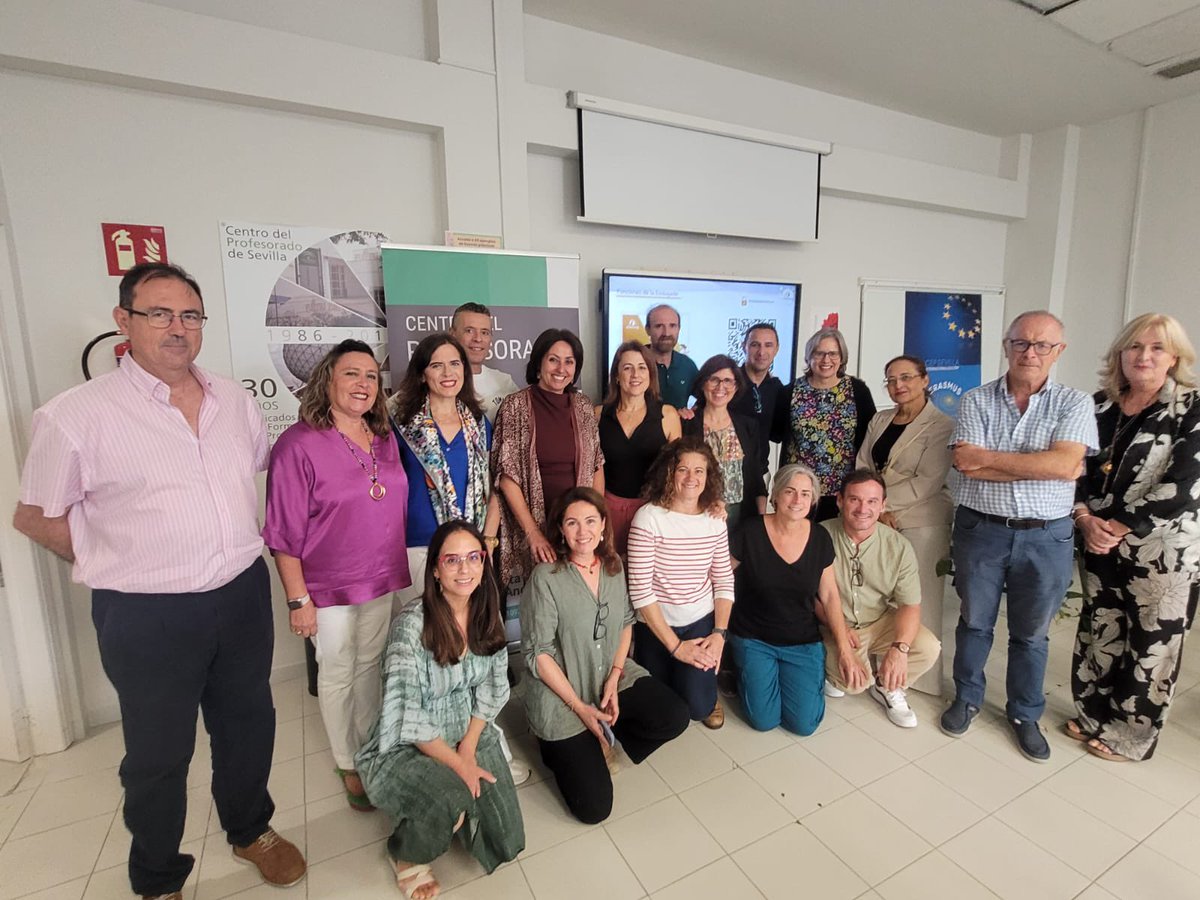 BazaloMaria's tweet photo. Reunión de la Embajada eTwinning de Andalucía: día de reencuentros, convivencia y aprendizajes a través de la pasión de eTwinning, gracias al SNA y @eTwin_Andalucia por ofrecernos la posibilidad del reencuentro @eTwinning_es @cmelladoalvarez @CEPSevilla https://t.co/YEtvO7fKZR