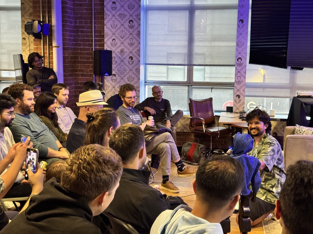 neil_projects's tweet image. was completely blown away seeing the current humanoid demos in person

great event! @chenosaurus @frontiertower