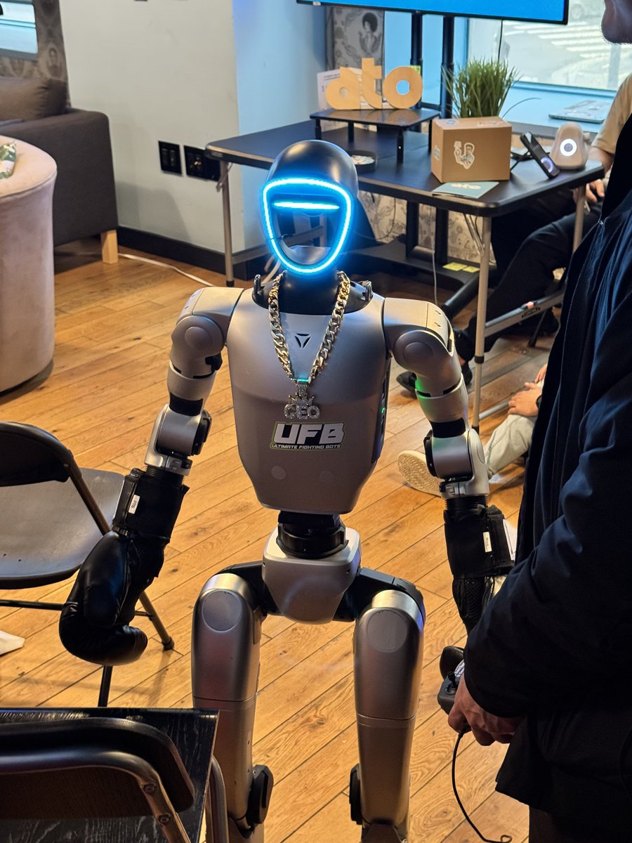 neil_projects's tweet image. was completely blown away seeing the current humanoid demos in person

great event! @chenosaurus @frontiertower