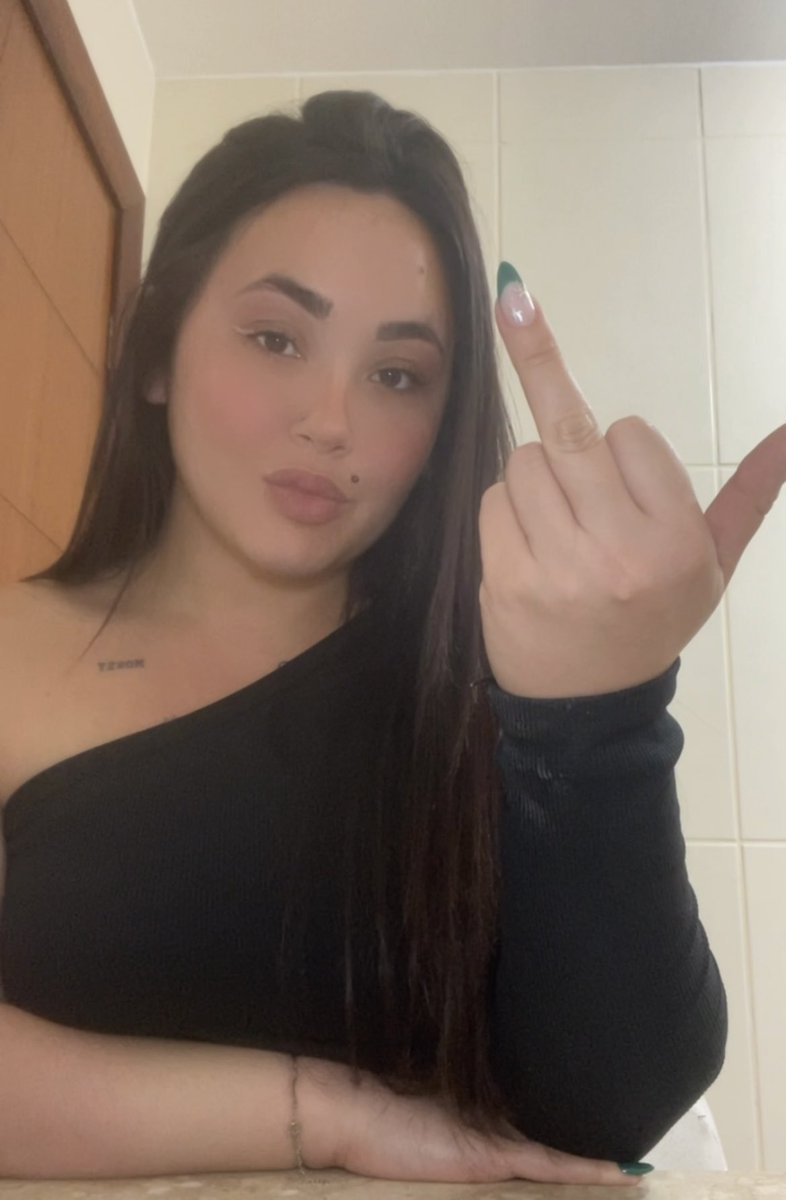 Você acha mesmo que pode me oferecer algo além de dinheiro? 
Seu corpo é falho, sua masculinidade inexistente, sua presença irrelevante. Só sua conta bancária pode falar por você. E mesmo assim, nunca será o bastante. Pague e talvez eu aceite seu fracasso como entretenimento.