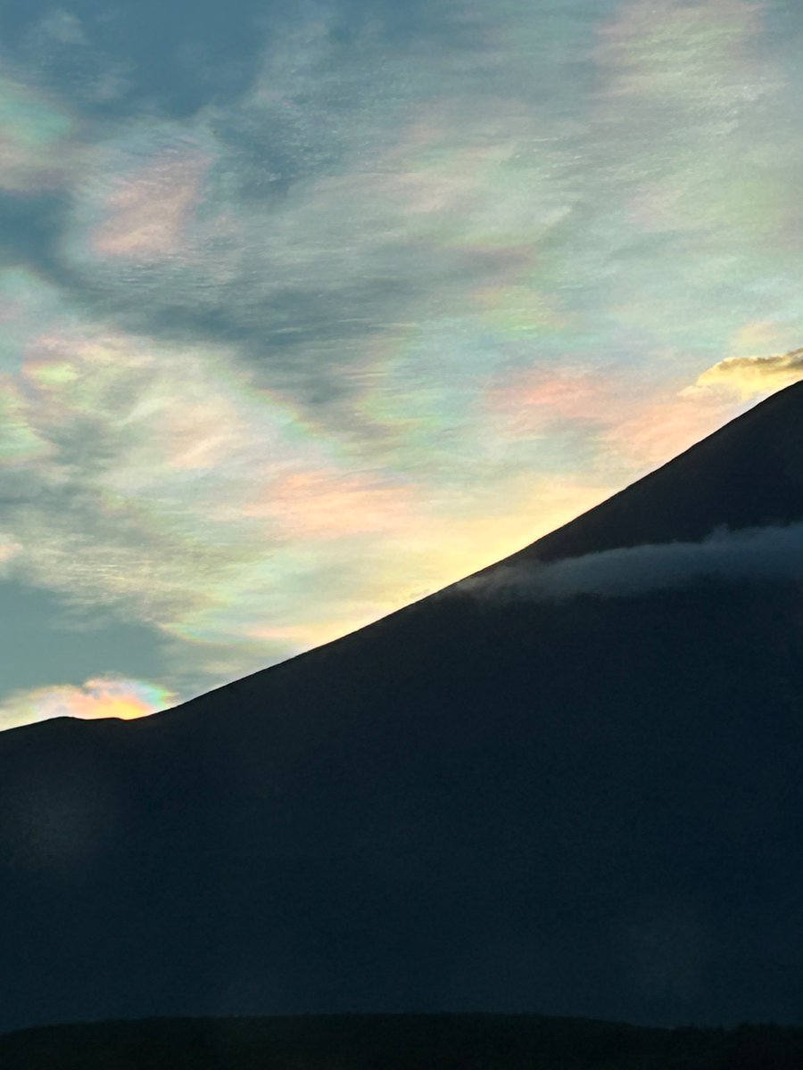 kaisendon_mix's tweet image. すごい神秘的な色の雲と富士山になってますね✨✨✨

 #ワンモ