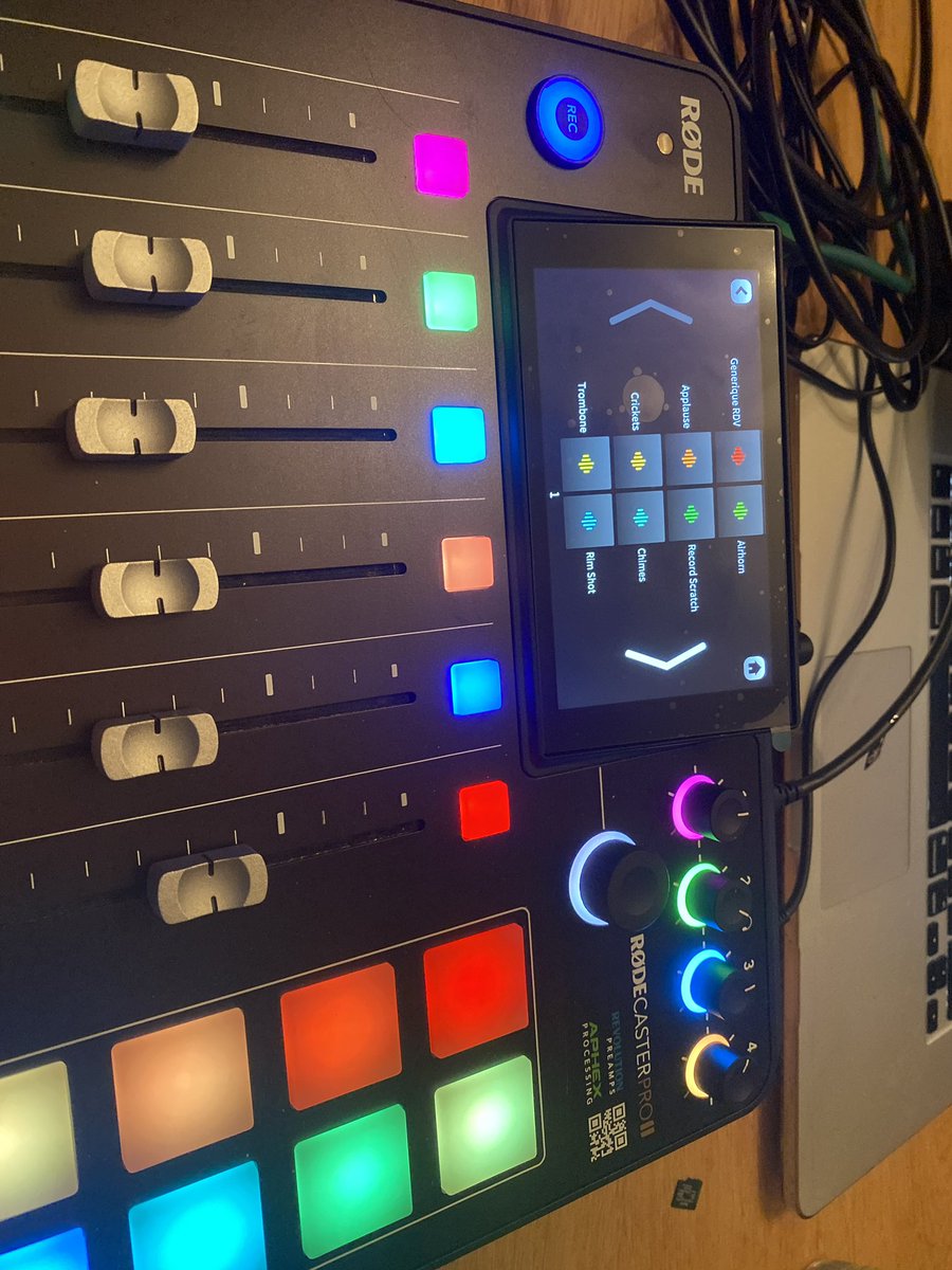 😉🎧C’est la reprise pour la web radio 📻📡<a href="/RadioDeVautrin/">RDV : Radio De Vautrin</a> du <a href="/clgVautrinLud/">Collège Vautrin Lud</a>  :
Saison N*3 🍂en préparation : une première émission autour de la rentrée en chansons 🎶🎵, #OCTOBRE_ROSE 🎀👚 et pleins d’autres choses …
Envie de participer ? Rejoignez l’équipe sans hésiter 🎤🎙️