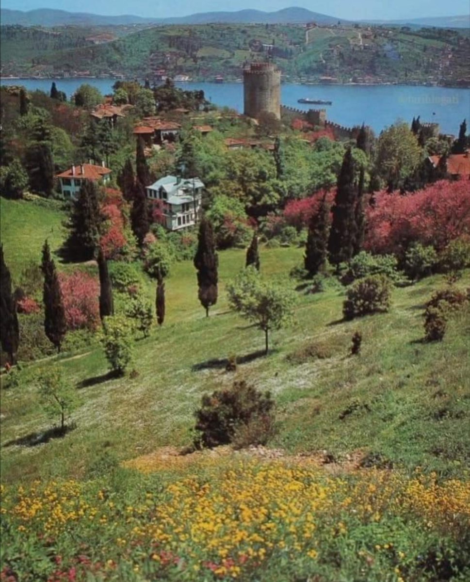 tarihiiimerak's tweet image. Altmış sene önce Rumelihisarı&apos;na bakış.. Şaka gibi ama gerçek.