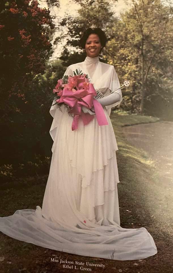 jsunaaDFW's tweet image. As we prepare for tonight’s coronation, we proudly honor those who came before them. Our shining jewels of DFW:

1975–76 E. Loraine Green-Lee
1996–97 Deidre Bell-Jones
1999–2000 Hope Richardson Miller
2013–14 Déja D. Knight

Happy Homecoming! 

#THEEiLove #JSUNAADFW