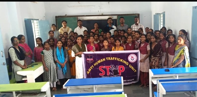 మద్దూర్ మండలం, పెద్దిర పాడు గ్రామంలోని KGBV పాఠశాలలో విద్యార్థులకు షి టీమ్ పోలీసులు గుడ్ టచ్ బాడ్ టచ్, ఈవ్ టీజింగ్, ర్యాగింగ్, డ్రగ్స్, గంజాయి, సెల్ ఫోన్ వినియోగం వల్ల ఏర్పడే అనర్ధాలు, లీడర్షిప్ లక్షణాలు, డయల్100 తదితర విషయాలపై విద్యార్థులకు అవగాహన కార్యక్రమం నిర్వహించారు.