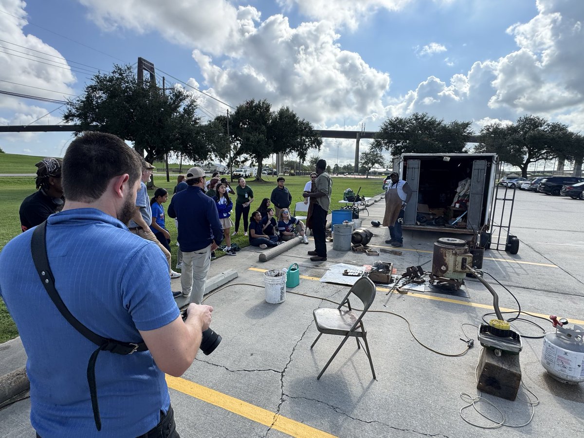 Ken_Oertling's tweet photo. A powerful day in @SCPPS as work begins on our Trailblazer Monument, honoring the courageous students & families who desegregated our schools in 1965. 🎨 The artist is collaborating with our students, teaching the bas relief.
#YouBelongHere📍
#TripleASchoolSystem
#Trailblazers https://t.co/djGUQKykI6