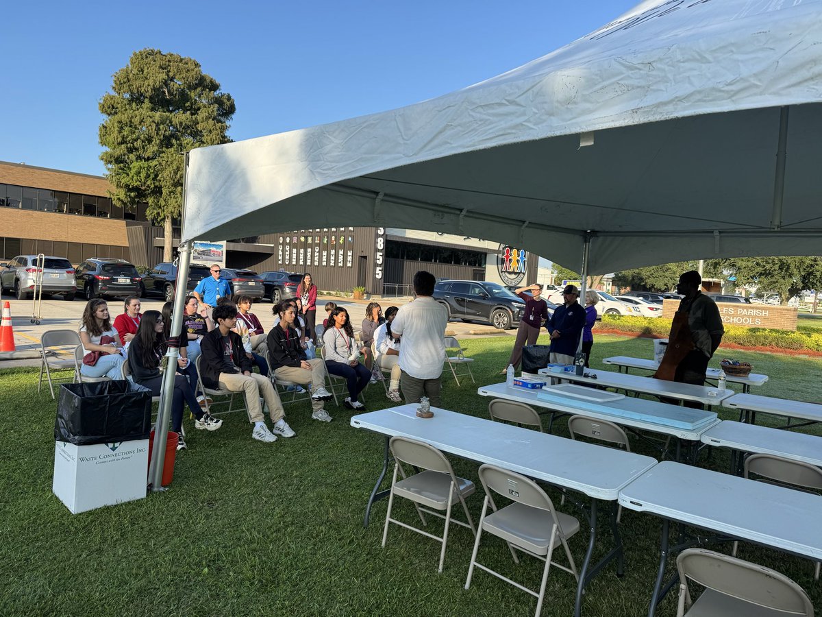 Ken_Oertling's tweet photo. A powerful day in @SCPPS as work begins on our Trailblazer Monument, honoring the courageous students & families who desegregated our schools in 1965. 🎨 The artist is collaborating with our students, teaching the bas relief.
#YouBelongHere📍
#TripleASchoolSystem
#Trailblazers https://t.co/djGUQKykI6
