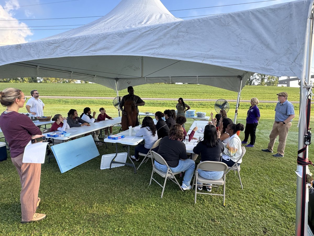 Ken_Oertling's tweet photo. A powerful day in @SCPPS as work begins on our Trailblazer Monument, honoring the courageous students & families who desegregated our schools in 1965. 🎨 The artist is collaborating with our students, teaching the bas relief.
#YouBelongHere📍
#TripleASchoolSystem
#Trailblazers https://t.co/djGUQKykI6